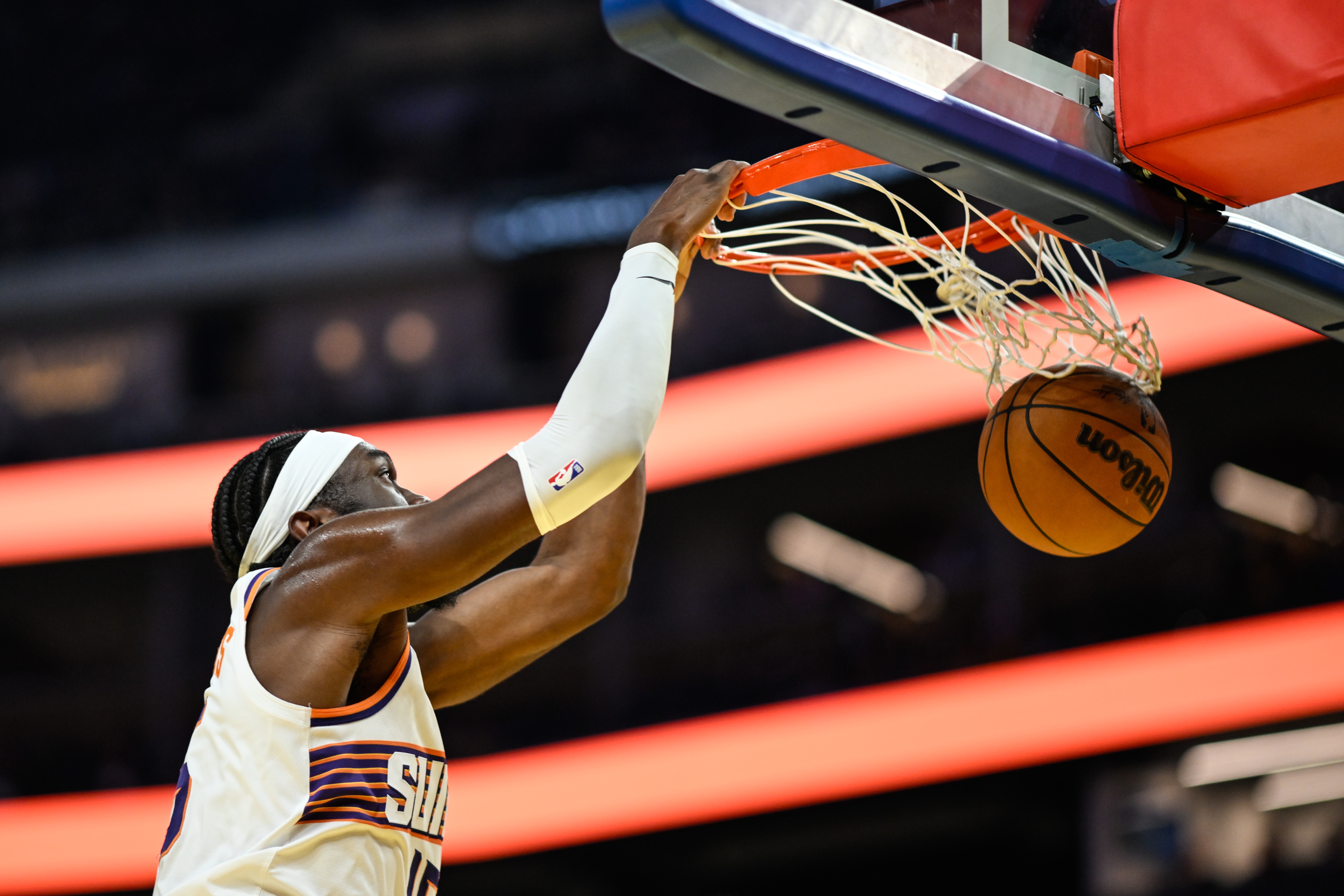 力与美的结合!马威接古德温击地妙传杀入篮下 自抛自扣致敬麦迪