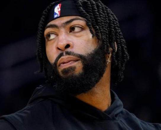 下半场仅有2次出手 为浓眉喂球成湖人又一难题